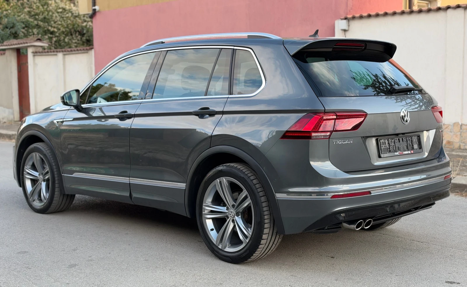 VW Tiguan 2.0 R-LINE 4 MOTION Внос Швейцария, снимка 4 - Автомобили и джипове - 56200884