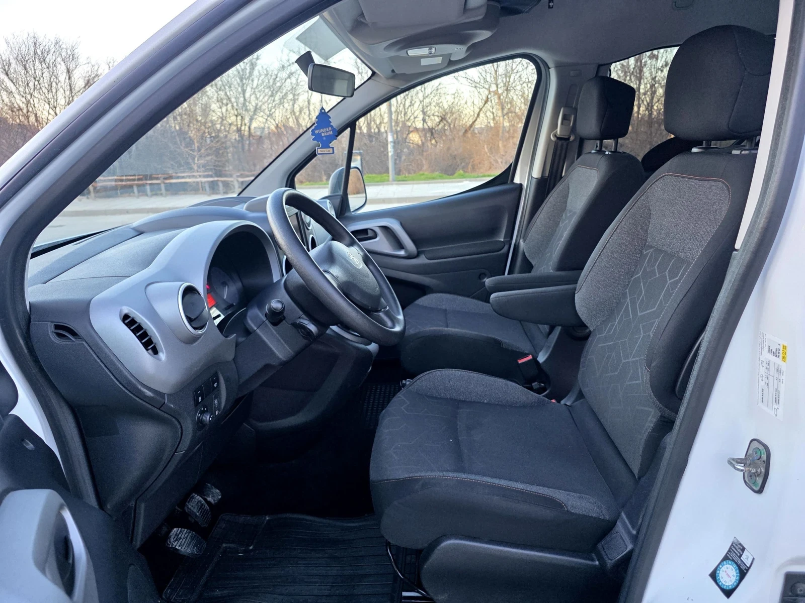 Peugeot Partner 1.6 Hdi Фейслифт, 2017г, Сервизна история , снимка 11 - Автомобили и джипове - 53786622