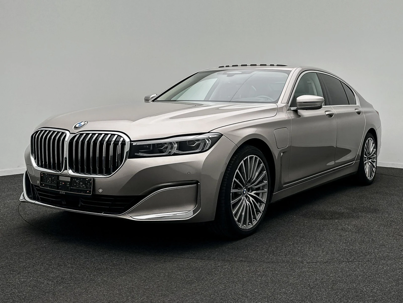 BMW 745 e - Hybrid, снимка 2 - Автомобили и джипове - 56478929