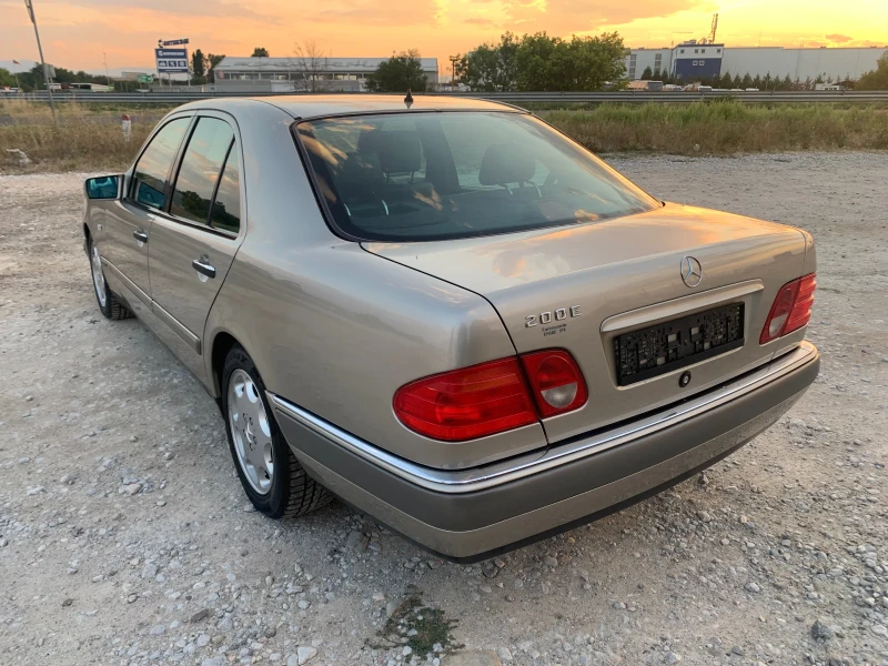 Mercedes-Benz E 200 200E avantgarde Топ, снимка 4 - Автомобили и джипове - 51623540