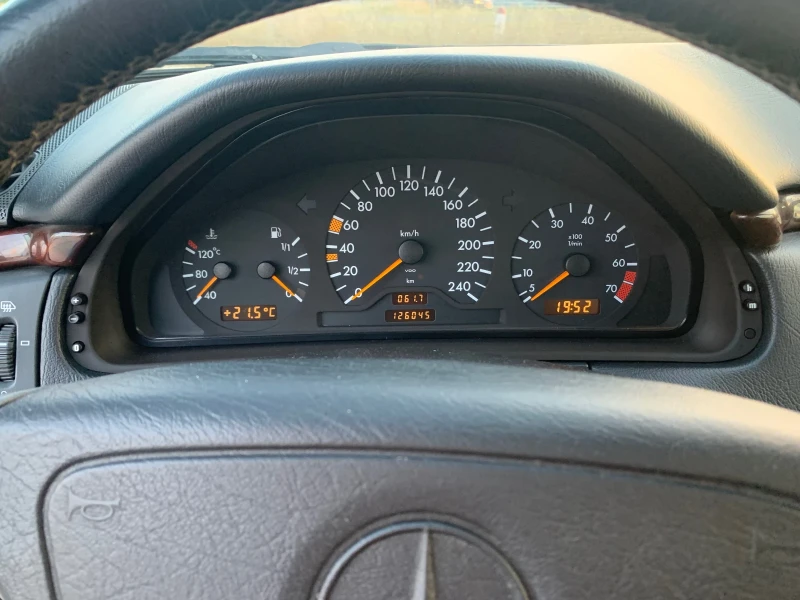 Mercedes-Benz E 200 200E avantgarde Топ, снимка 8 - Автомобили и джипове - 51623540