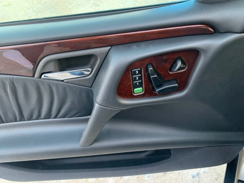 Mercedes-Benz E 200 200E avantgarde Топ, снимка 12 - Автомобили и джипове - 51623540