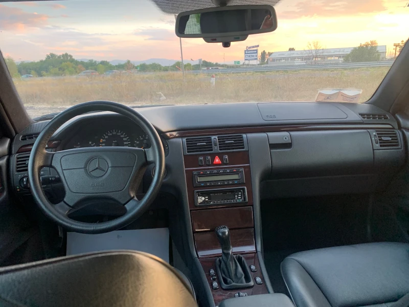 Mercedes-Benz E 200 200E avantgarde Топ, снимка 7 - Автомобили и джипове - 51623540