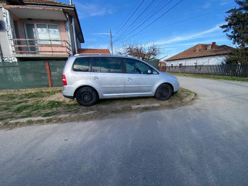 VW Touran 2.0, снимка 3 - Автомобили и джипове - 52756592
