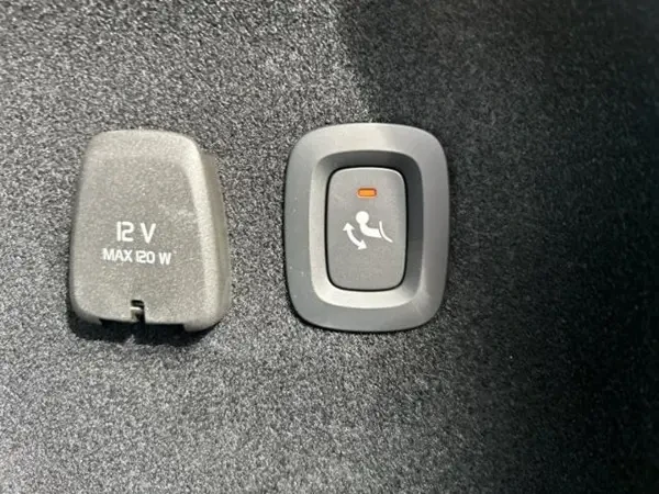 Volvo V60 B4 = Plus Dark = Гаранция, снимка 13 - Автомобили и джипове - 53562634