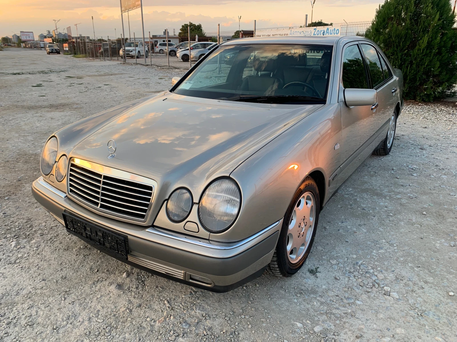 Mercedes-Benz E 200 200E avantgarde Топ, снимка 1