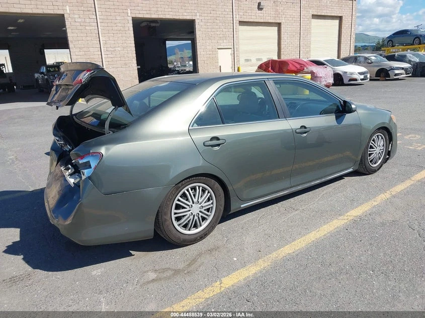 Toyota Camry 2.5L I-4 DOHC, VVT, 173HP Front Wheel Drive, снимка 4 - Автомобили и джипове - 53864434