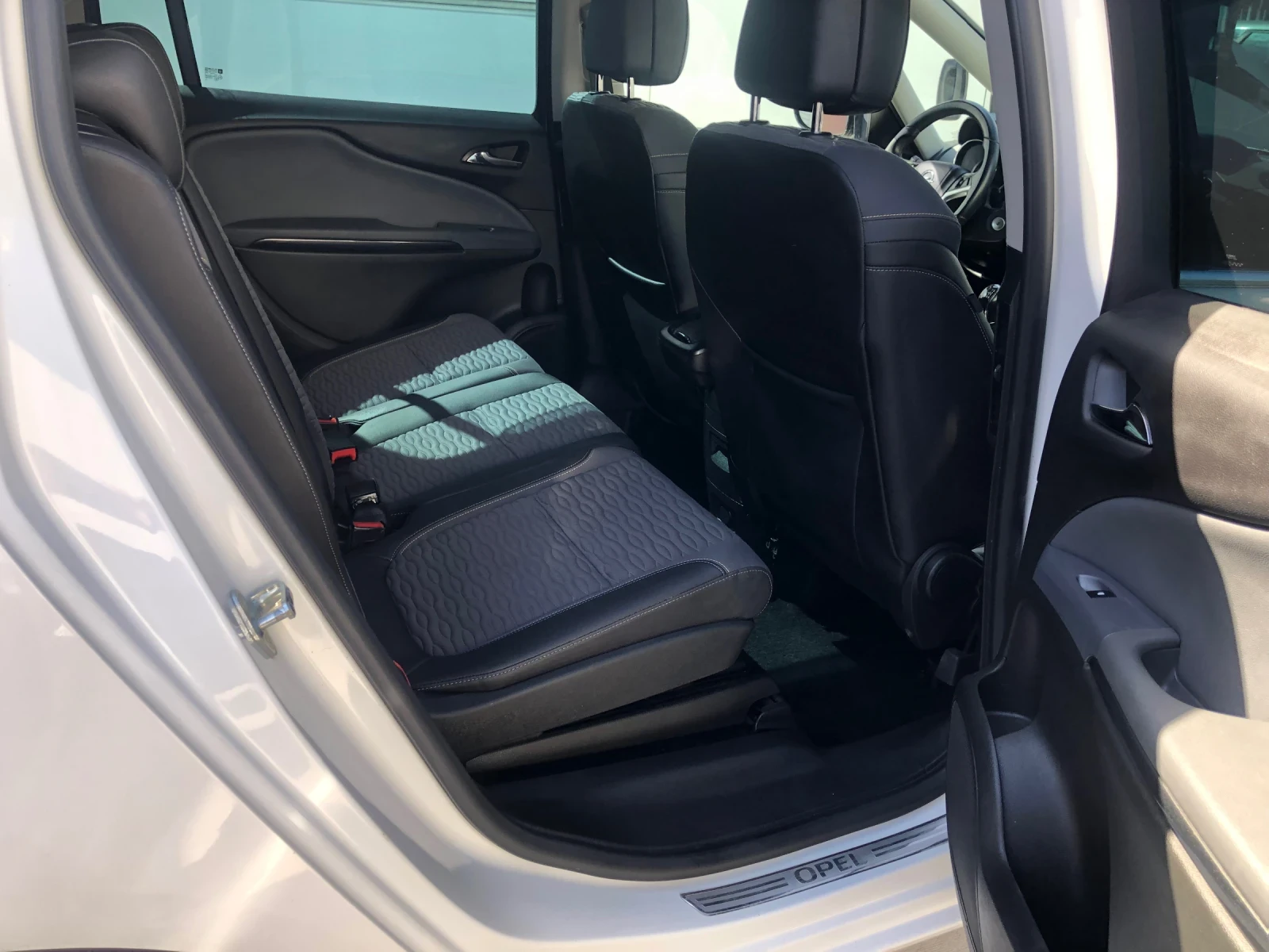 Opel Zafira 2.0 CDTI, снимка 13 - Автомобили и джипове - 54334765