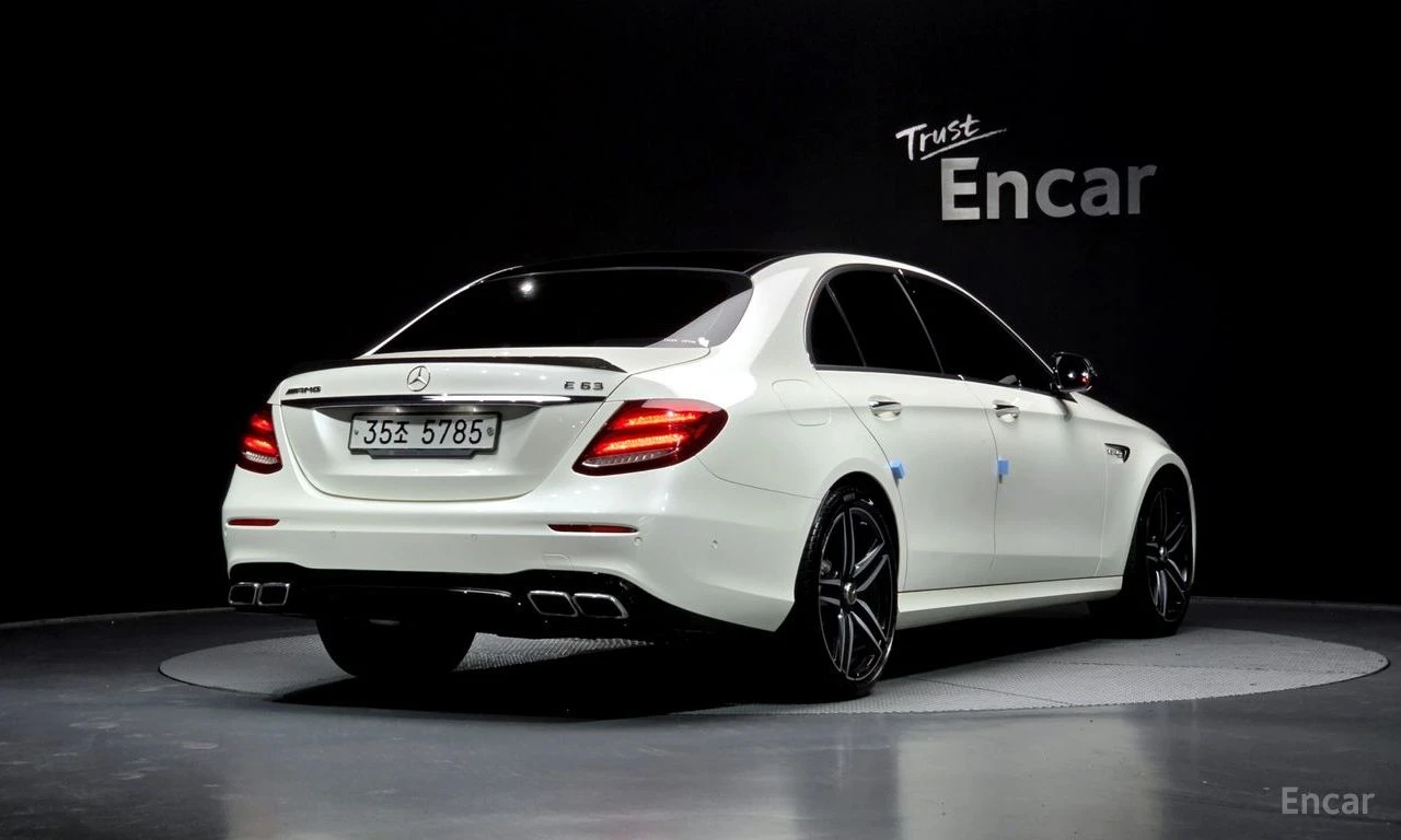 Mercedes-Benz E 63 AMG BURMESTER / 360 КАМЕРИ / PANO / ОБДУХВАНЕ/ HAED UP, снимка 3 - Автомобили и джипове - 54453674
