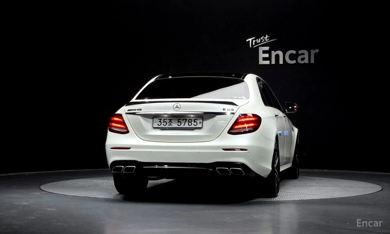Mercedes-Benz E 63 AMG BURMESTER / 360 КАМЕРИ / PANO / ОБДУХВАНЕ/ HAED UP, снимка 4 - Автомобили и джипове - 54453674