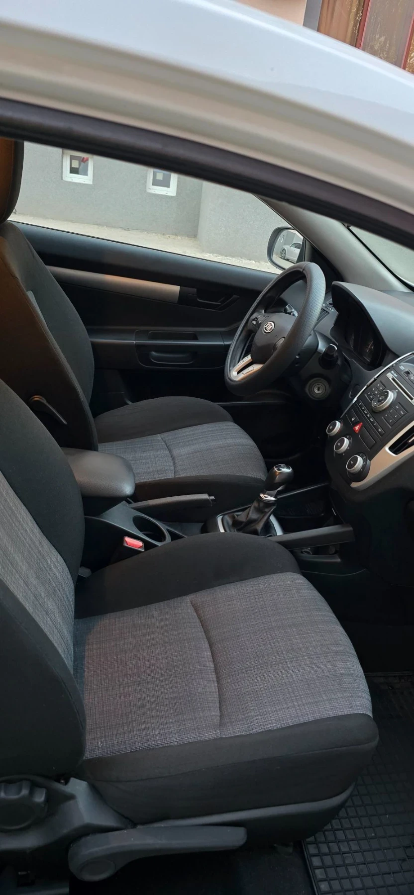 Kia Ceed 1.6d.6ск., снимка 10 - Автомобили и джипове - 56001634