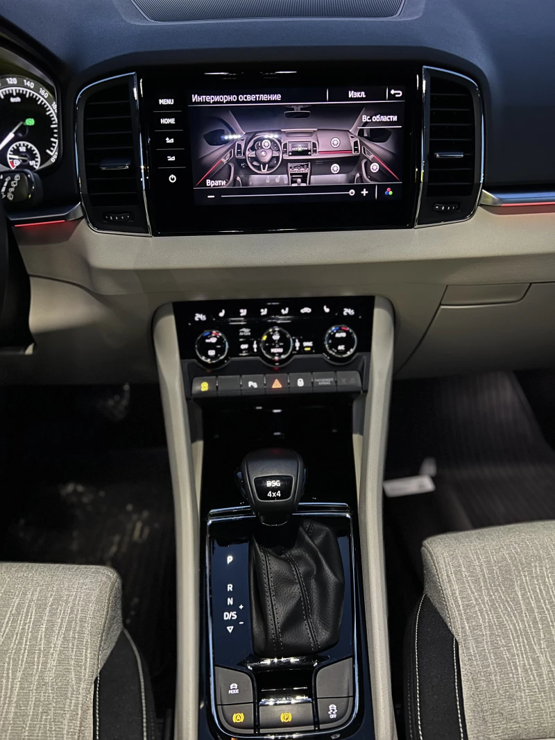 Skoda Karoq 2.0-TDI Style 4x4 * История/Keyless/ACC* , снимка 15 - Автомобили и джипове - 52157741