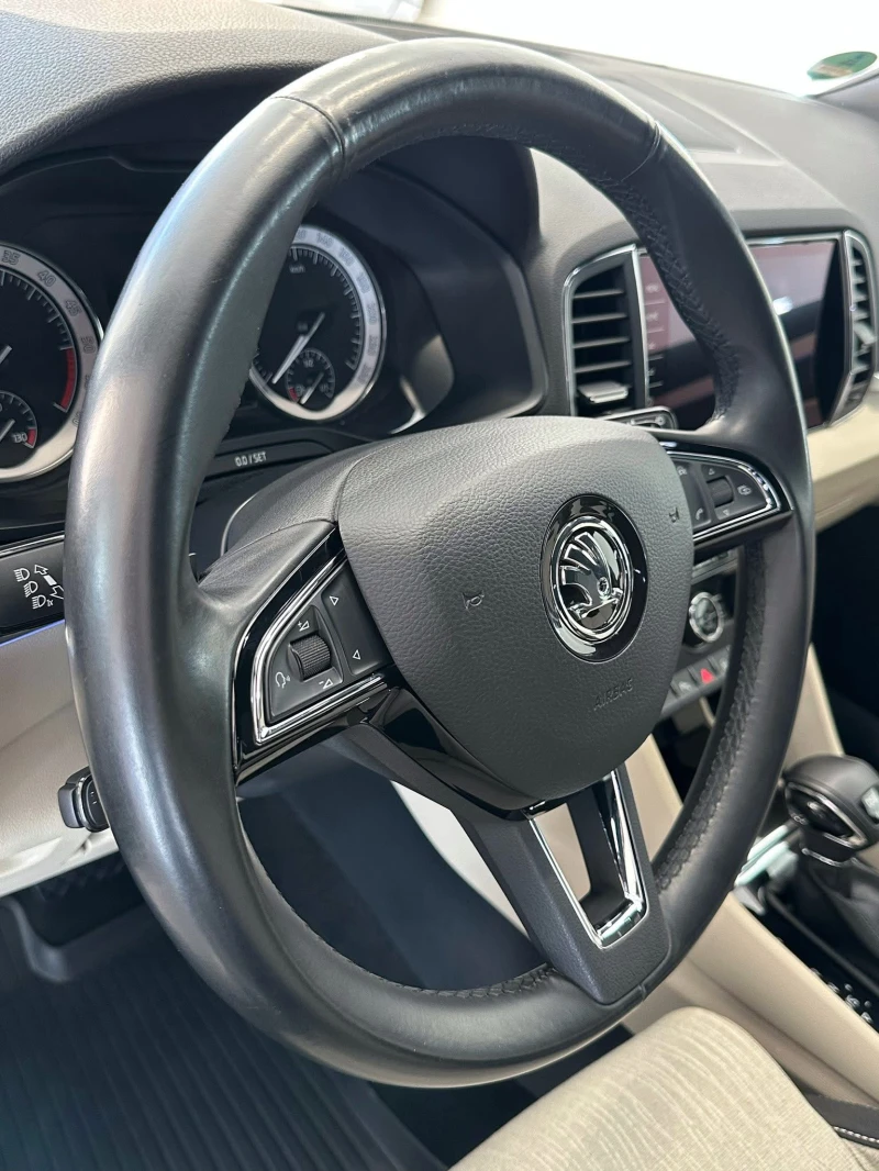 Skoda Karoq 2.0-TDI Style 4x4 * История/Keyless/ACC* , снимка 8 - Автомобили и джипове - 52157741