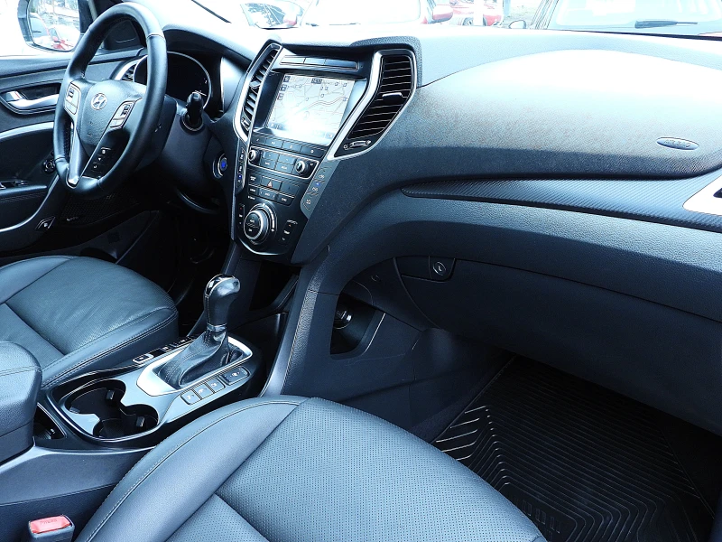 Hyundai Santa fe 2.2ШВЕЙЦАРИЯ-7МЕСТА/ДИСТРОНИК/КОЖА/НАВИ/LANE ASSIS, снимка 13 - Автомобили и джипове - 53433372