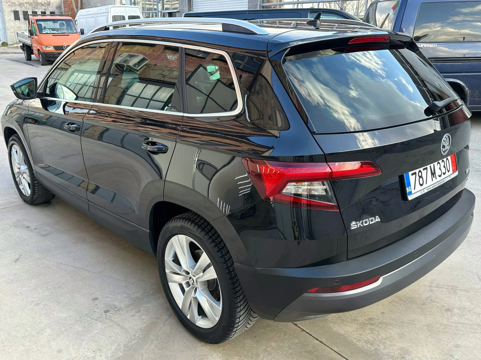 Skoda Karoq 2.0-TDI Style 4x4 * История/Keyless/ACC*  - изображение 4