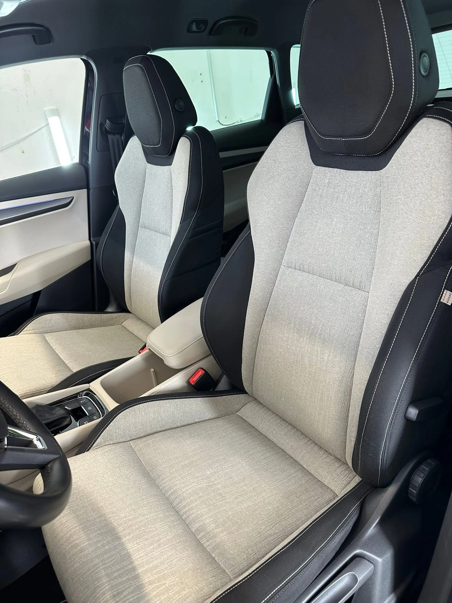 Skoda Karoq 2.0-TDI Style 4x4 * История/Keyless/ACC*  - изображение 10