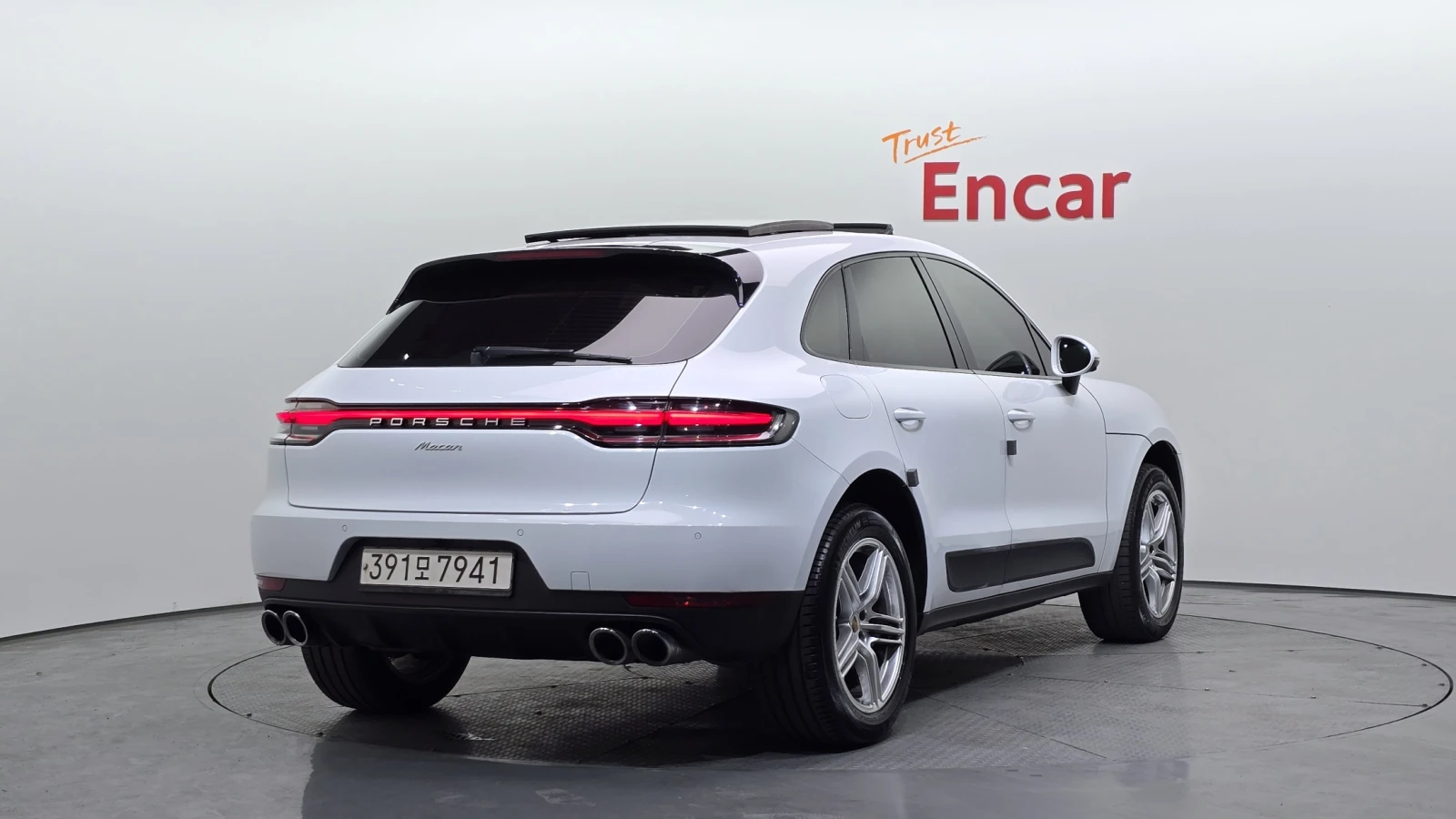 Porsche Macan ЕЛ. БАГАЖНИК* BLIND SPOT* 360* ЛЮК* КРАЙНА ЦЕНА, снимка 2 - Автомобили и джипове - 55608874