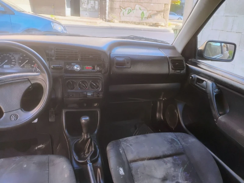 VW Golf 1.6, снимка 6 - Автомобили и джипове - 47425310