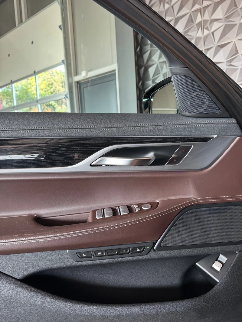 BMW 730 d* xDrive* FULL Екстри* M PACKET * HEAD UP* Шибеда, снимка 14 - Автомобили и джипове - 51472065