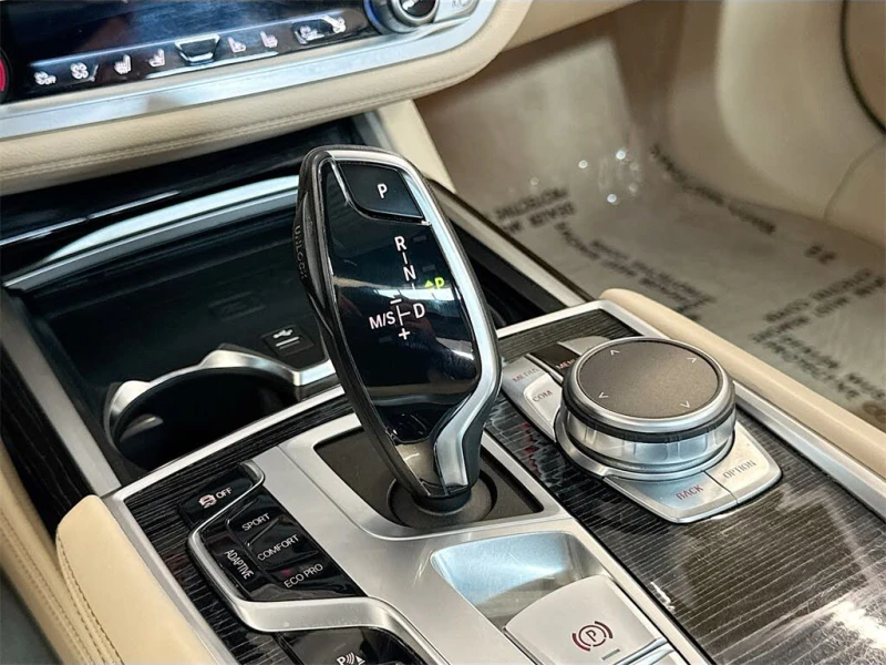 BMW 740 Nardo Gray* B58* HeadUp* Harman Kardon* Mасаж, снимка 11 - Автомобили и джипове - 52886248