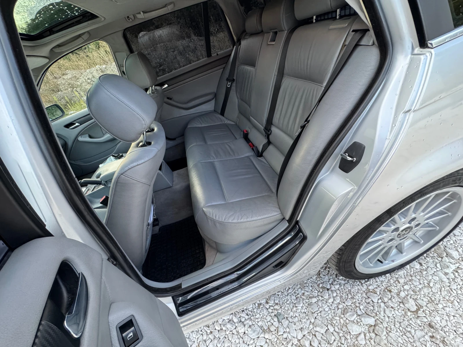 BMW 330, снимка 12 - Автомобили и джипове - 53893060