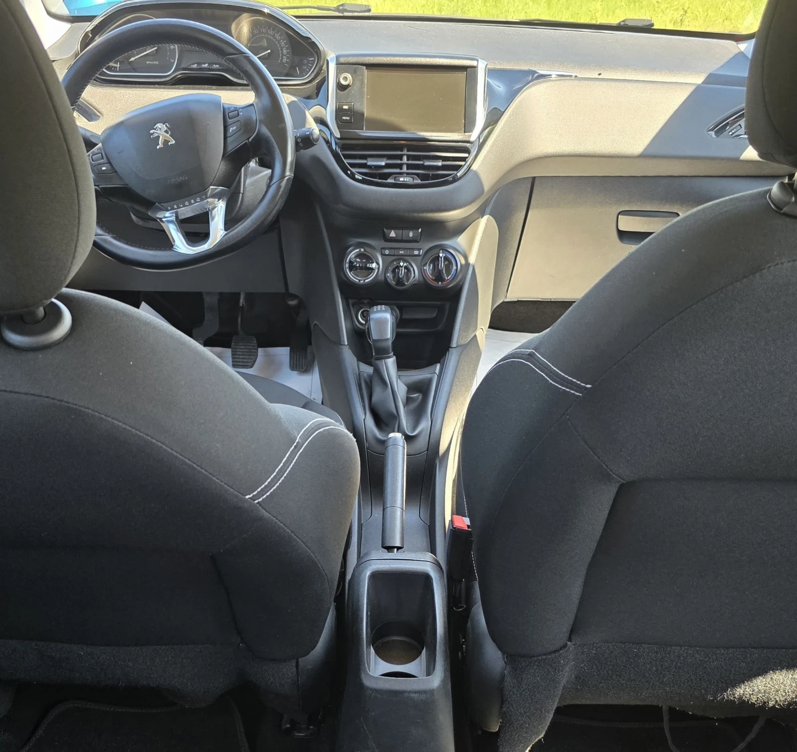 Peugeot 208 1.2i Euro 6B , снимка 11 - Автомобили и джипове - 55007463
