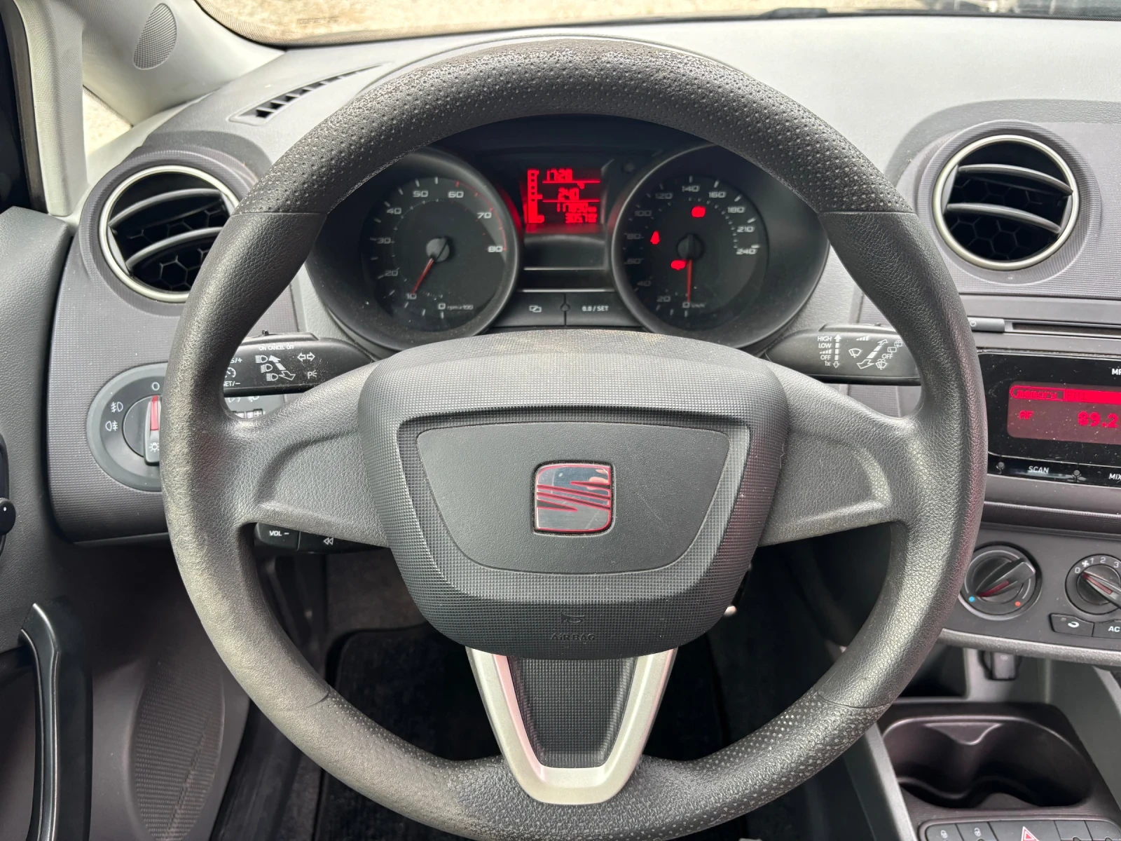 Seat Ibiza 1.4 БЕНЗИН , снимка 13 - Автомобили и джипове - 55267265