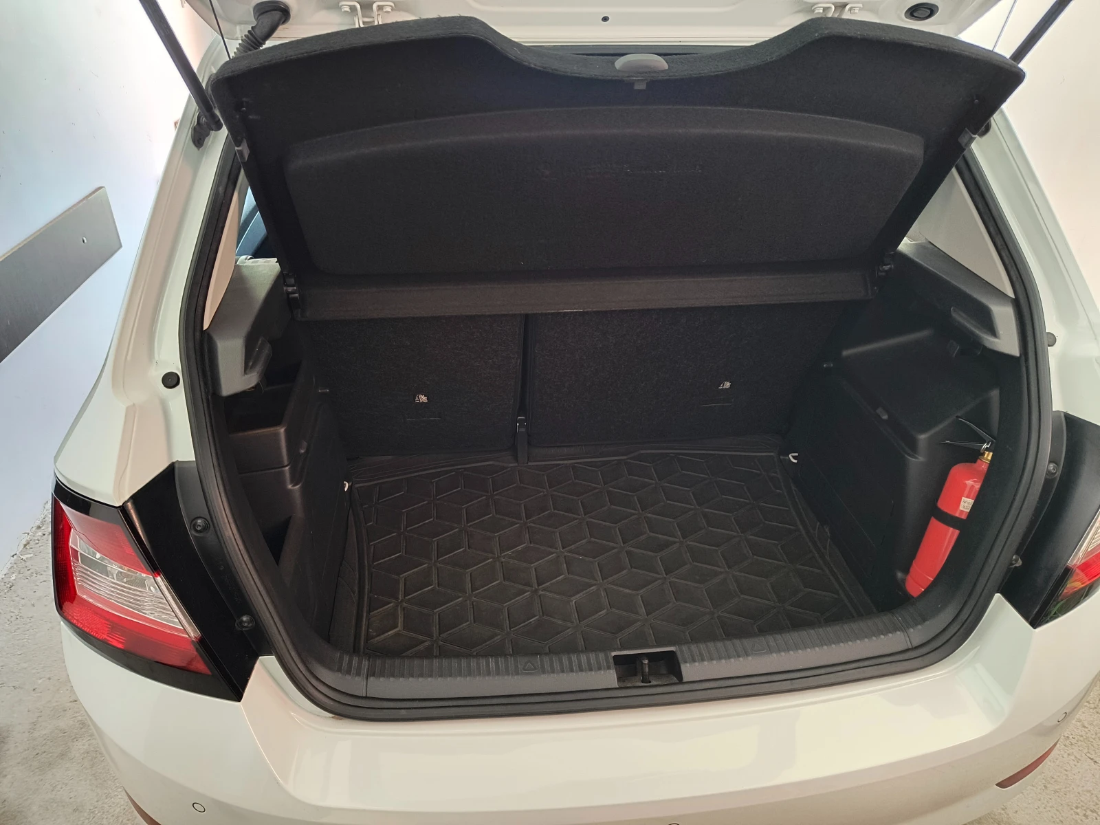 Skoda Fabia 1.0 MPI, снимка 10 - Автомобили и джипове - 55644648