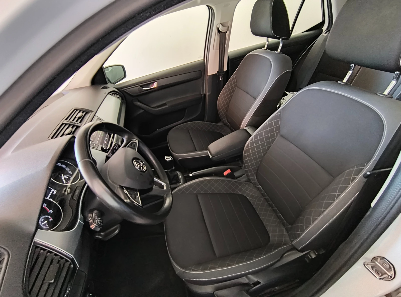 Skoda Fabia 1.0 MPI, снимка 7 - Автомобили и джипове - 55644648
