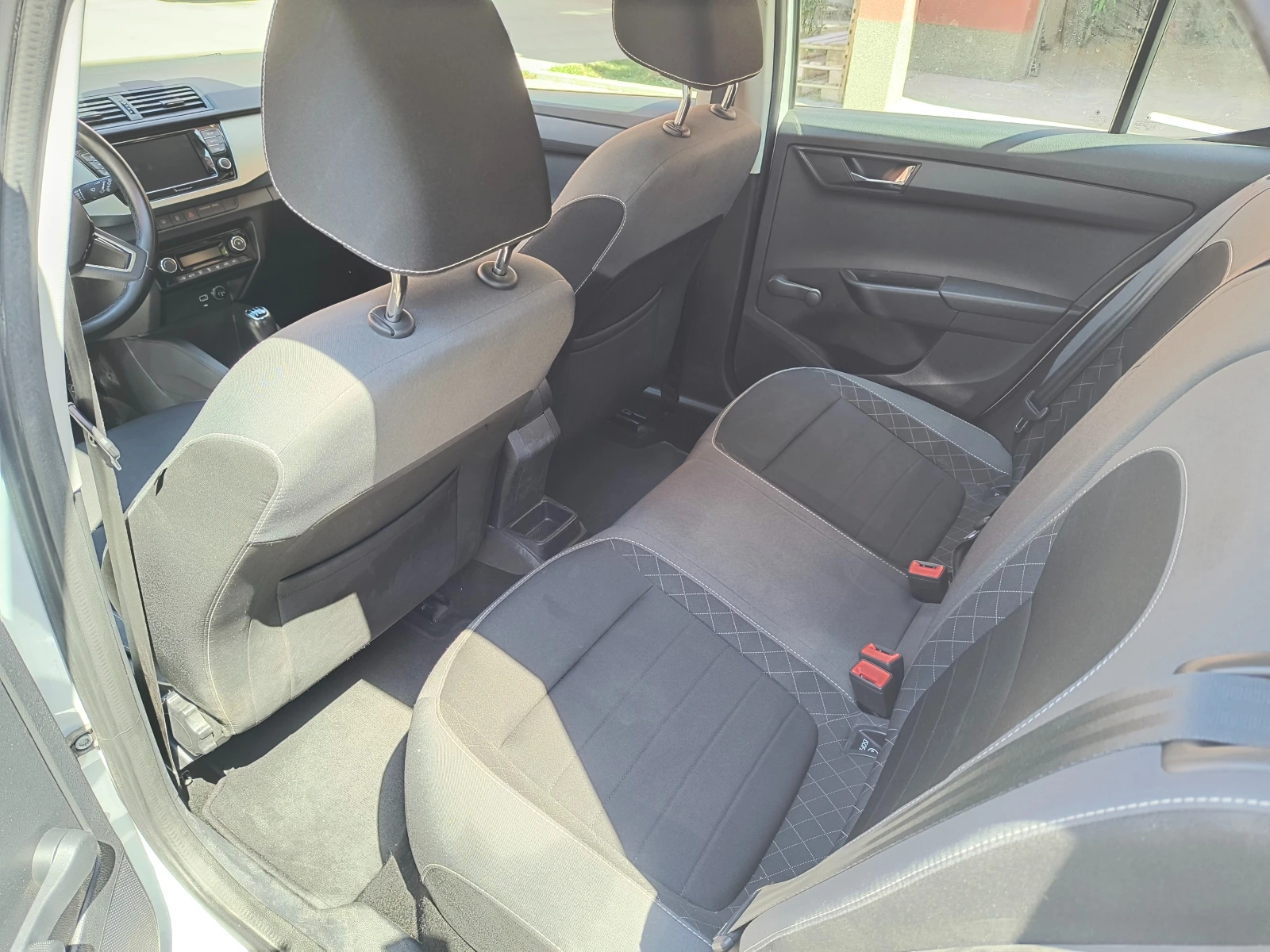 Skoda Fabia 1.0 MPI, снимка 11 - Автомобили и джипове - 55644648