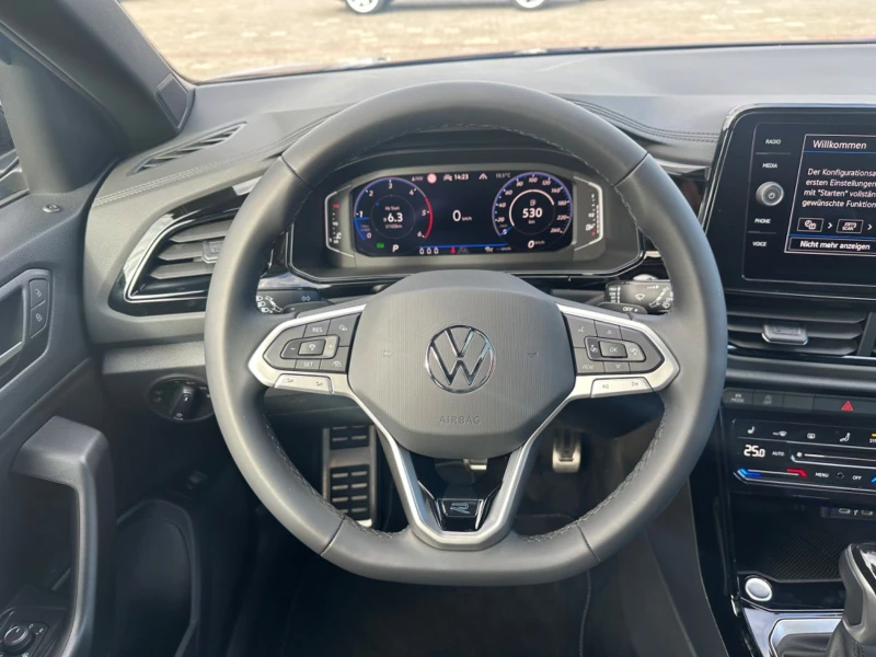 VW T-Roc R-LINE/150HP/PANO/CAM/ACC/CARPLAY/613b, снимка 10 - Автомобили и джипове - 48323213