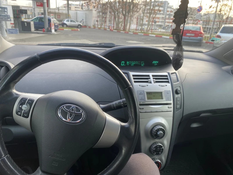 Toyota Yaris 1.3 ВЕРИГА, снимка 6 - Автомобили и джипове - 48442617