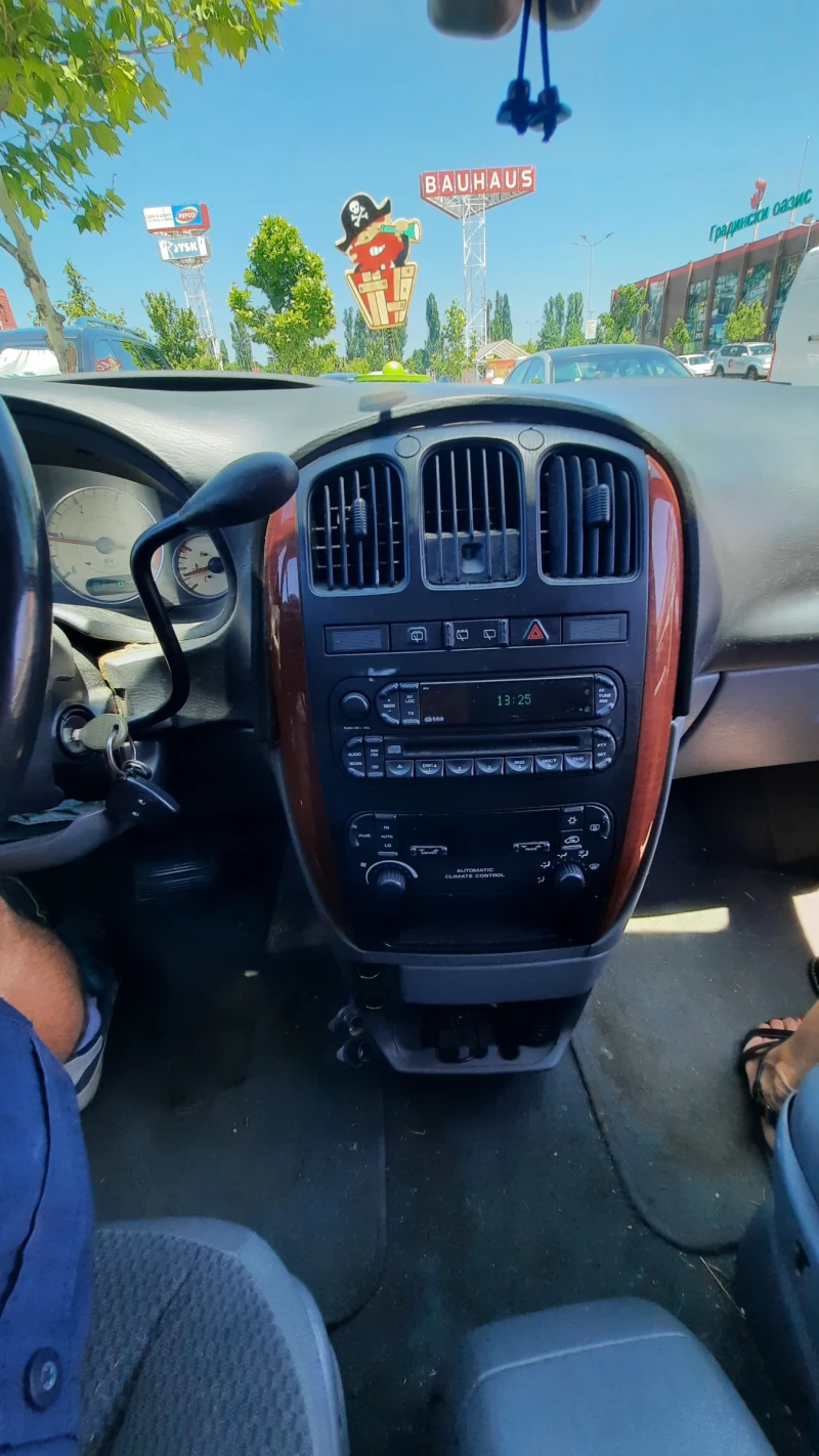 Chrysler Voyager, снимка 8 - Автомобили и джипове - 52310951