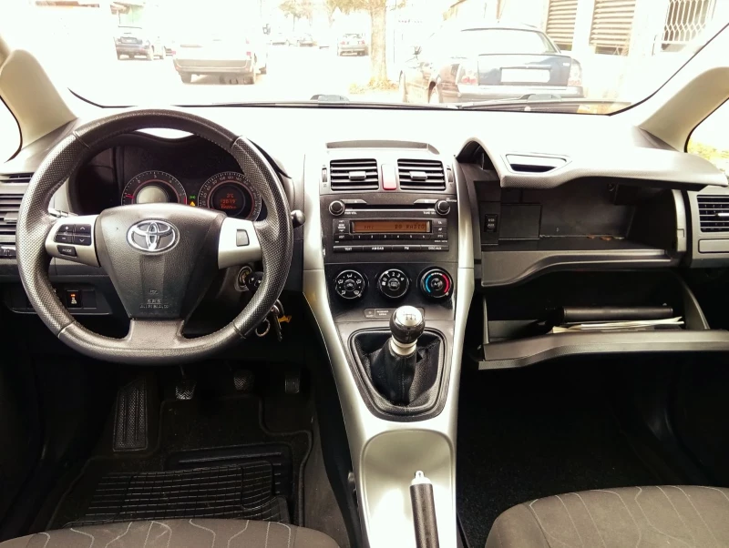 Toyota Auris 1.4d4d, снимка 9 - Автомобили и джипове - 53527914