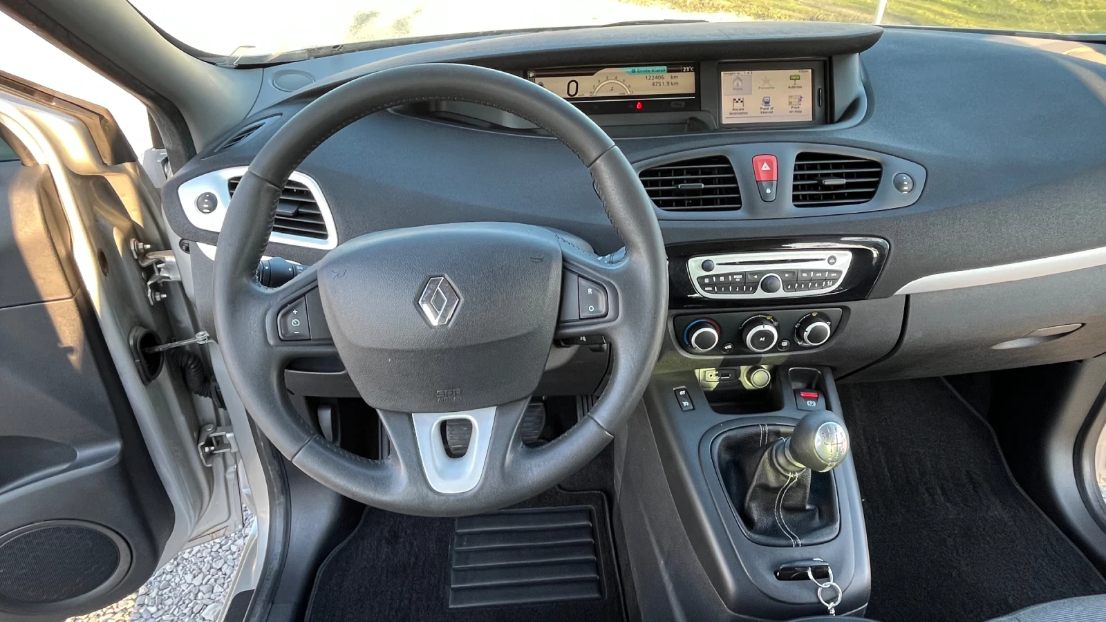 Renault Scenic 1.6 I NAVI, снимка 7 - Автомобили и джипове - 53739209