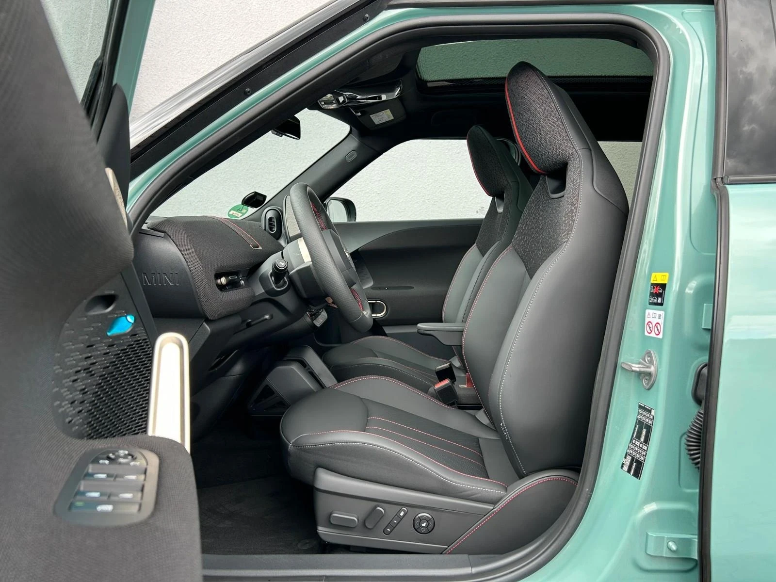 Mini Aceman SE XL PACK, снимка 3 - Автомобили и джипове - 55097571