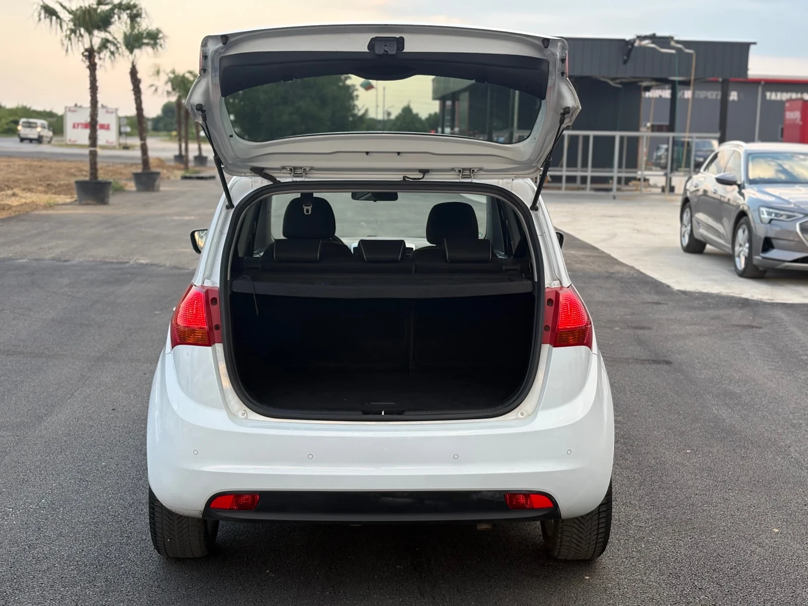 Kia Venga 1.6 128кс CDTi Keyless Camera Подгрев Full, снимка 8 - Автомобили и джипове - 55356675