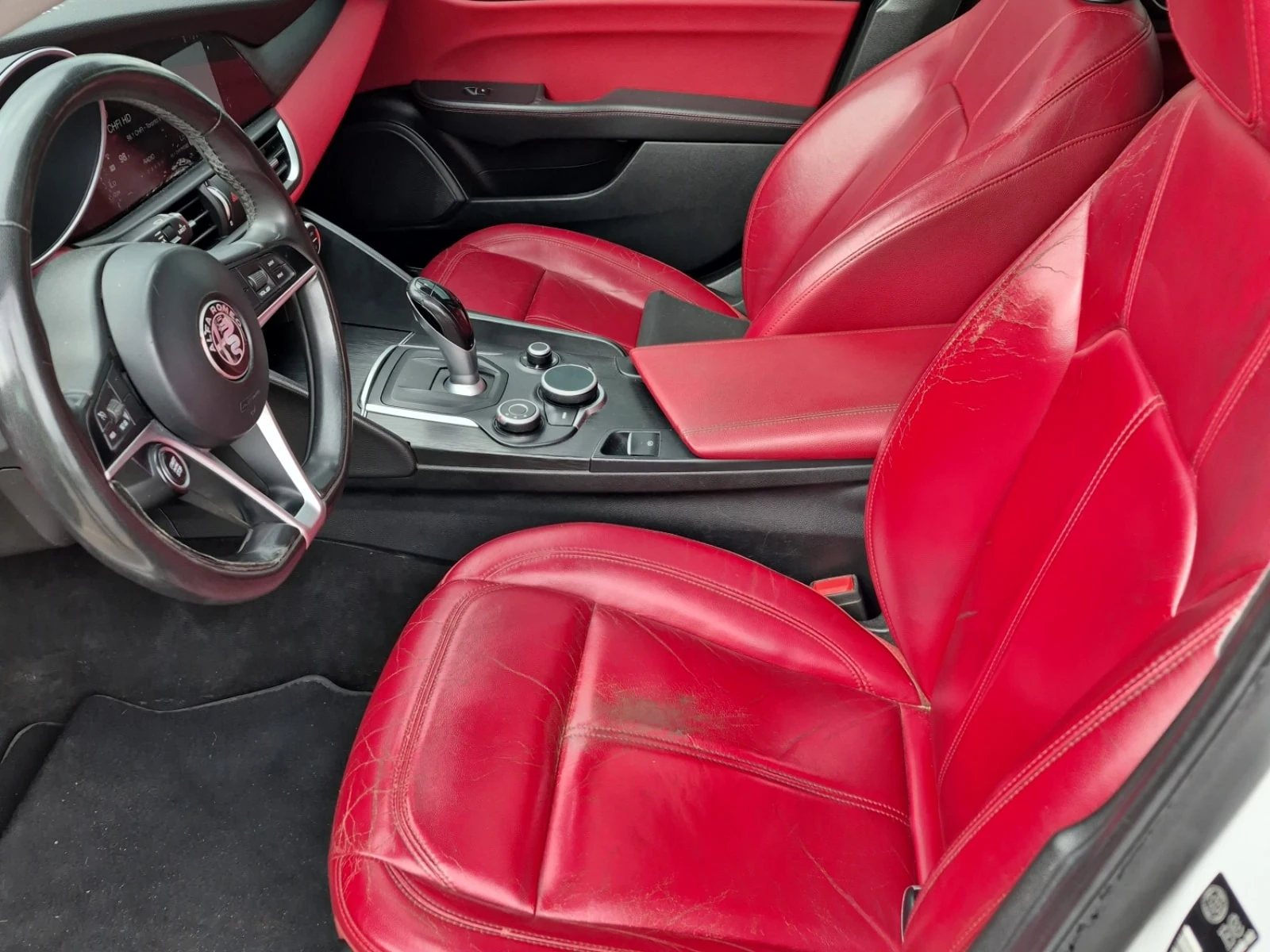 Alfa Romeo Giulia  Q4 / DISTRONIC / PANO / АВТОКРЕДИТ , снимка 8 - Автомобили и джипове - 56103279