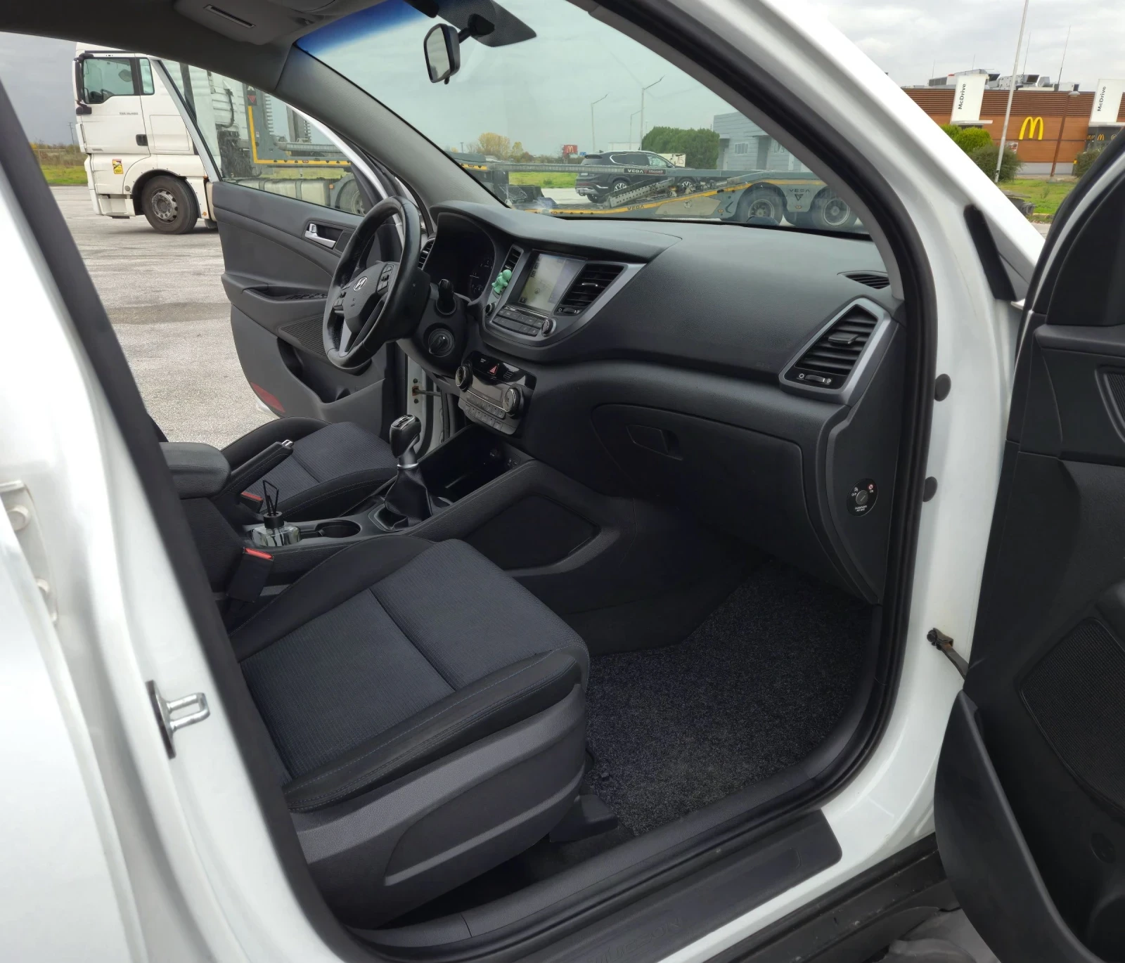 Hyundai Tucson 1.7CRDI TOP НОВА, снимка 8 - Автомобили и джипове - 53747239