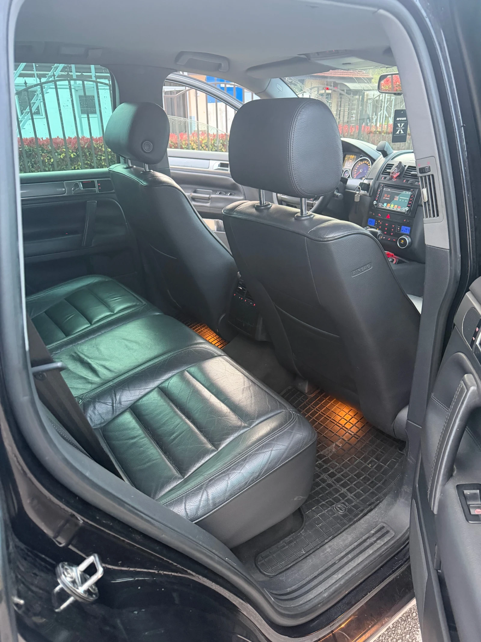 VW Touareg 3.2I ГАЗОВ ИНЖЕКЦИОН РЕГИСТРИРАН, снимка 11 - Автомобили и джипове - 54207591