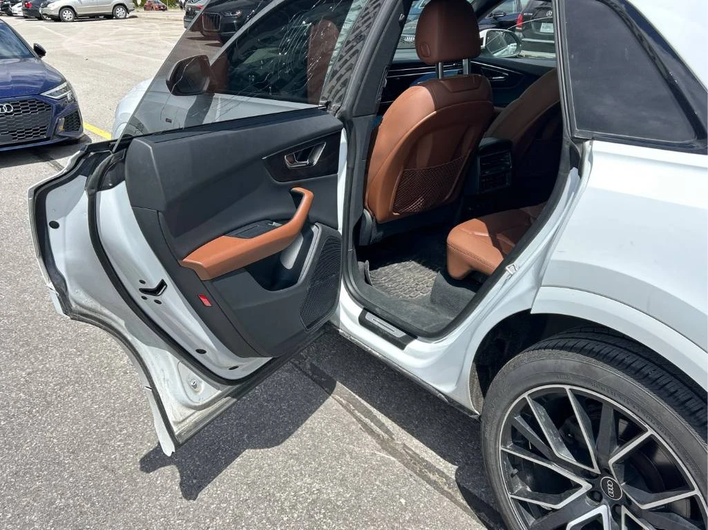 Audi Q8 * TECHNIK * ДИСТРОНИК * 360 * ОБУДХВАНЕ * PANO, снимка 12 - Автомобили и джипове - 54569667