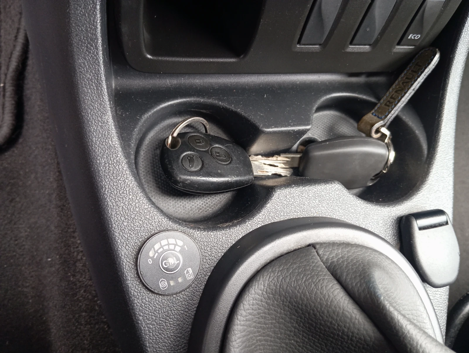 Dacia Duster 1.6i LPG ЛИЗИНГ , снимка 13 - Автомобили и джипове - 55135930