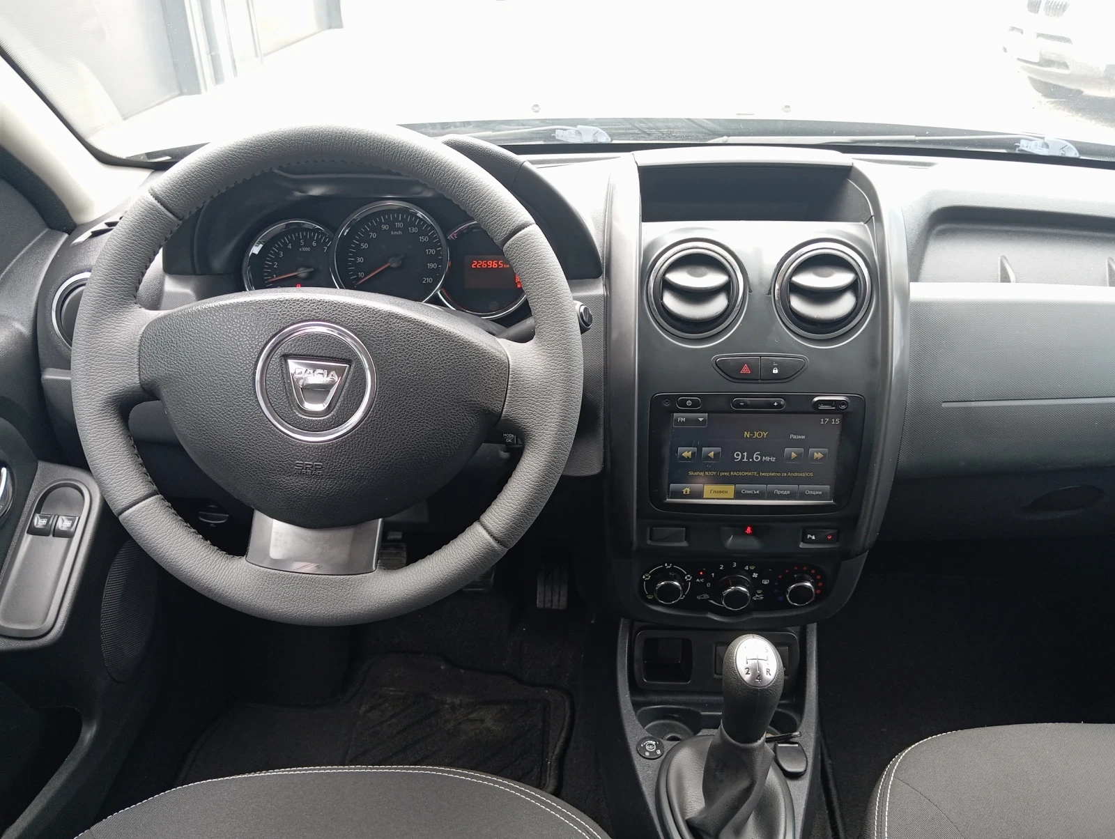 Dacia Duster 1.6i LPG ЛИЗИНГ , снимка 11 - Автомобили и джипове - 55135930