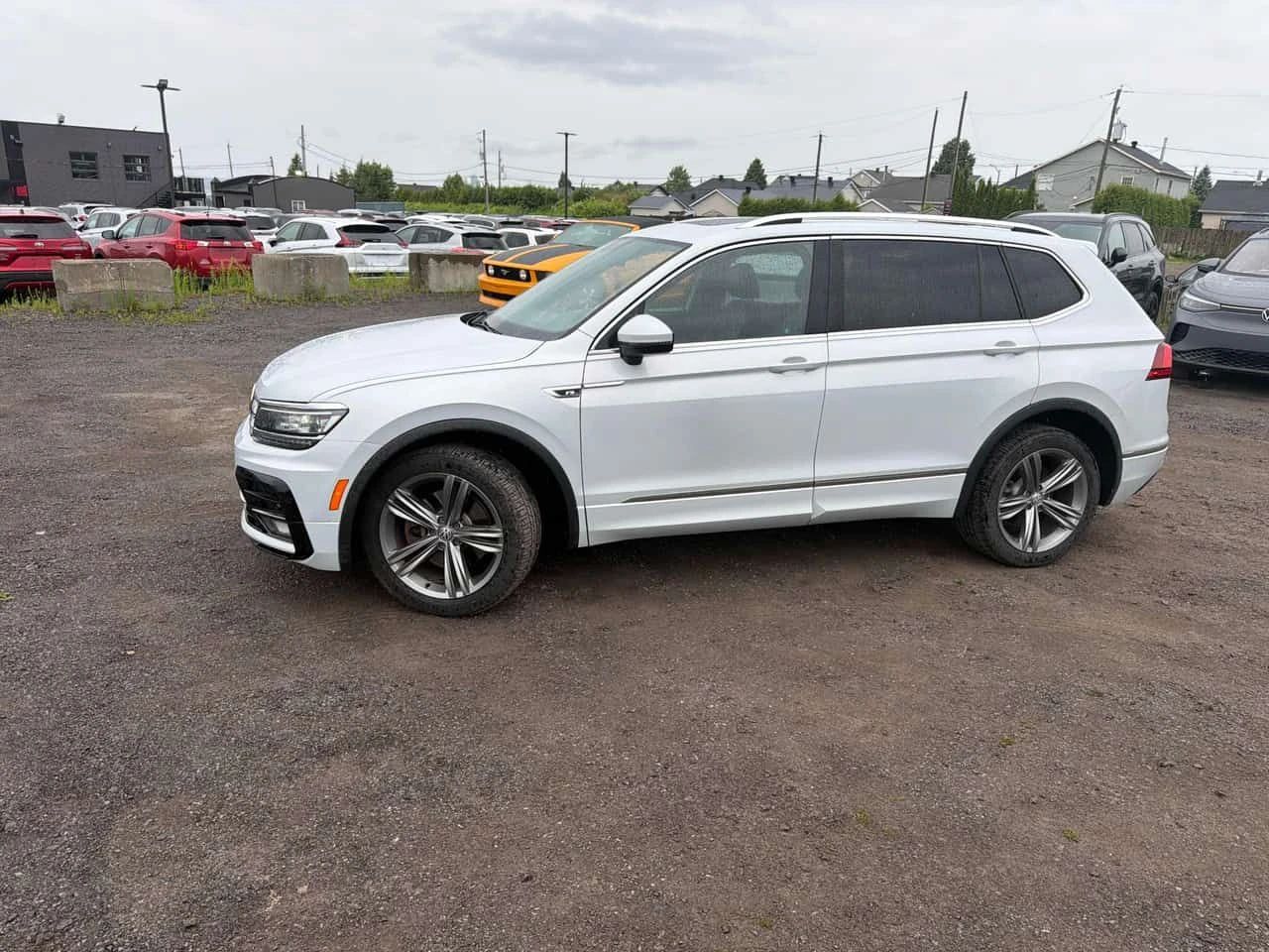 VW Tiguan Highline / FENDER / CAMERA / CARFAX / АВТОКРЕДИТ, снимка 2 - Автомобили и джипове - 55632564