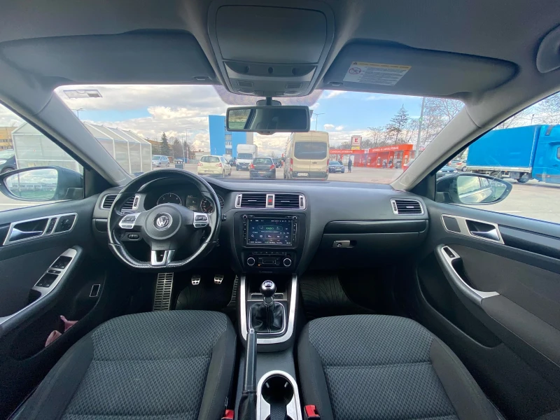 VW Jetta MK6 2.0 TDI | Отлично състояние | R-Line детайли, снимка 7 - Автомобили и джипове - 51385445