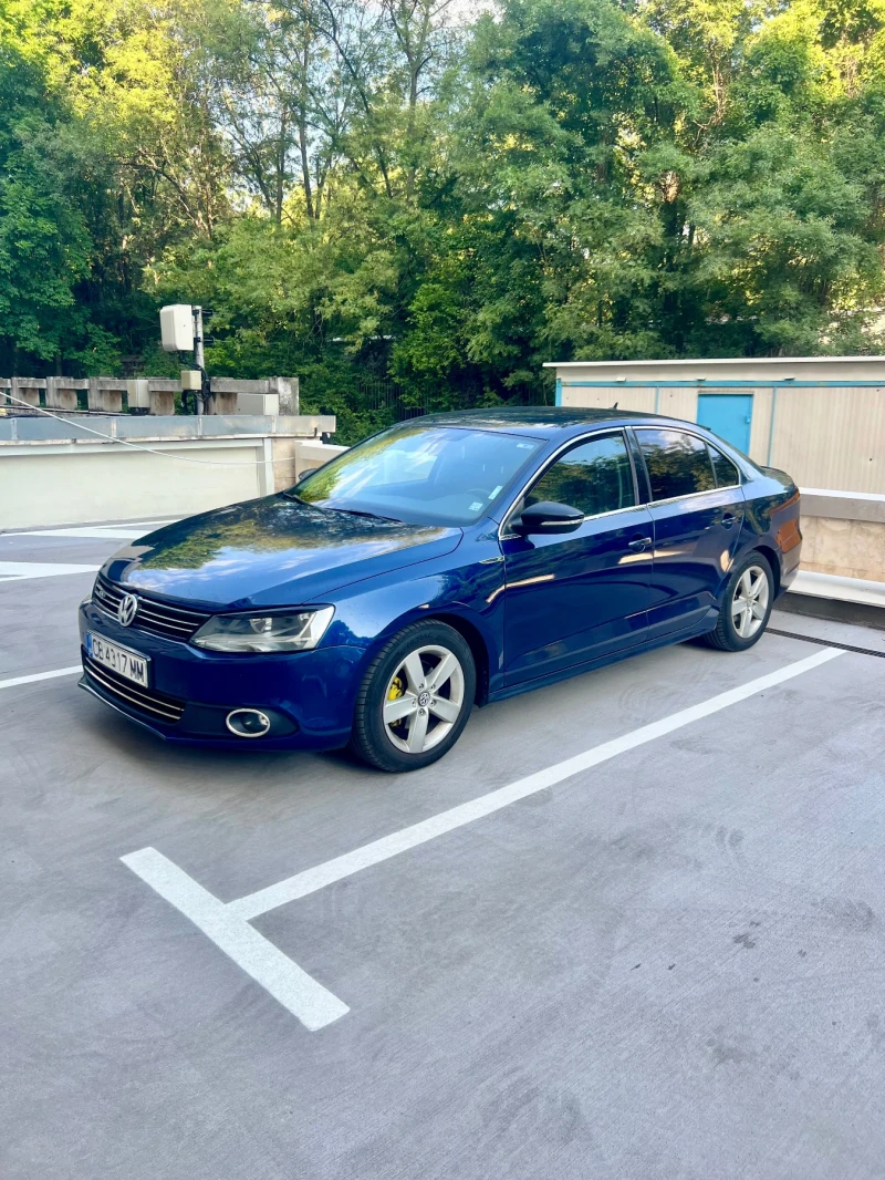 VW Jetta MK6 2.0 TDI | Отлично състояние | R-Line детайли