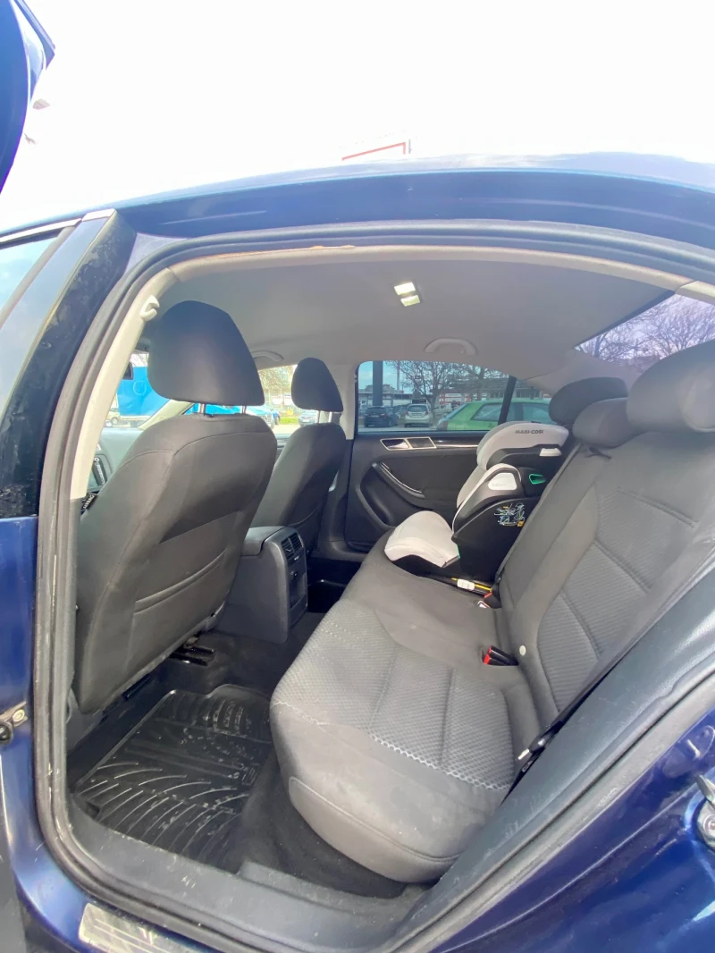 VW Jetta MK6 2.0 TDI | Отлично състояние | R-Line детайли, снимка 8 - Автомобили и джипове - 51385445