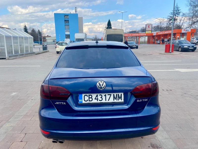 VW Jetta MK6 2.0 TDI | Отлично състояние | R-Line детайли, снимка 5 - Автомобили и джипове - 51385445