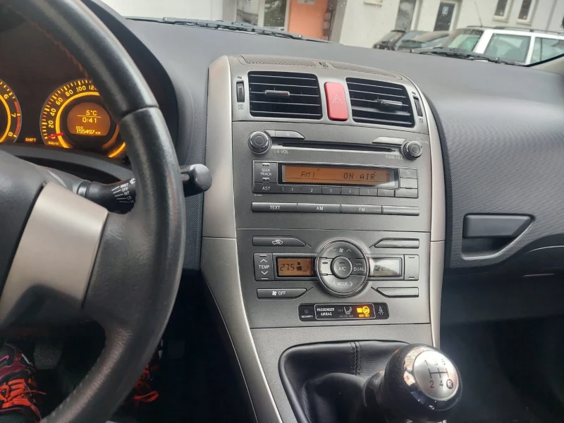 Toyota Auris 1.4i ТОП състояние, снимка 10 - Автомобили и джипове - 52899858