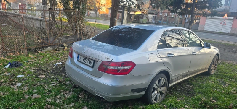 Mercedes-Benz E 220, снимка 4 - Автомобили и джипове - 53263979